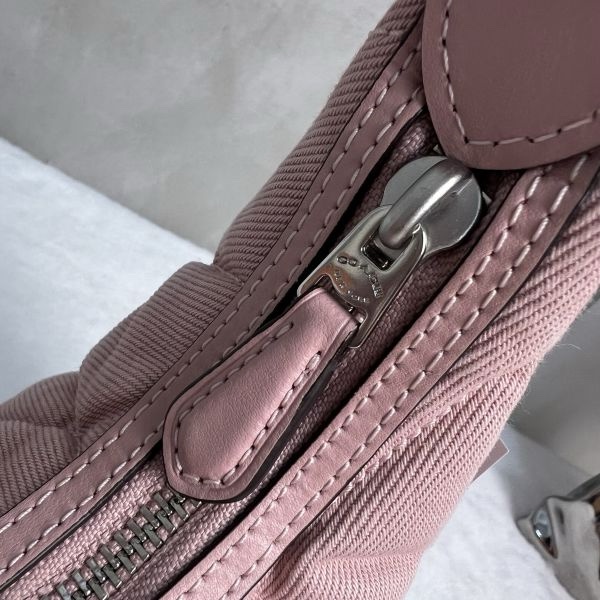 COACH 牛仔斜背兩用彎月包-8