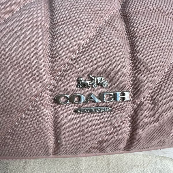 COACH 牛仔斜背兩用彎月包-9