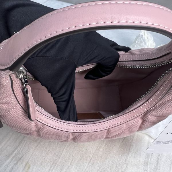 COACH 牛仔斜背兩用彎月包-10