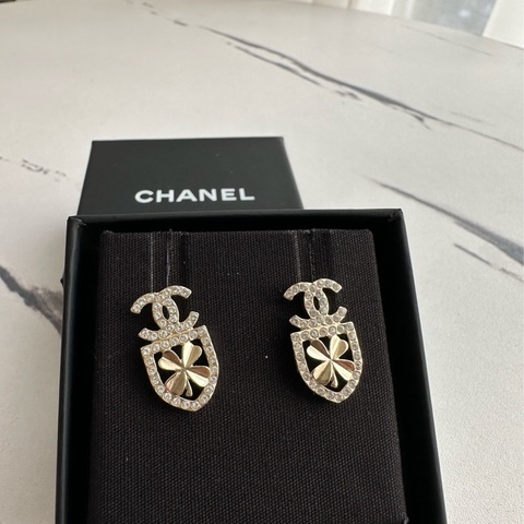 Chanel盾牌幸運草耳環戴鑽好好看