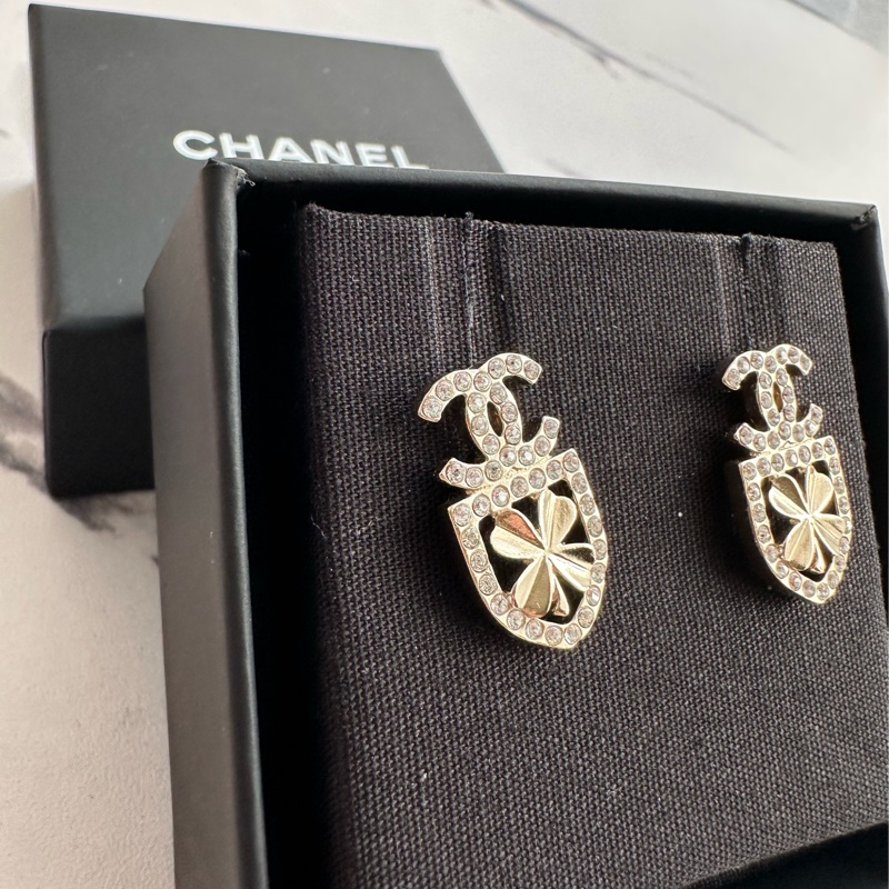 Chanel盾牌幸運草耳環戴鑽好好看-1