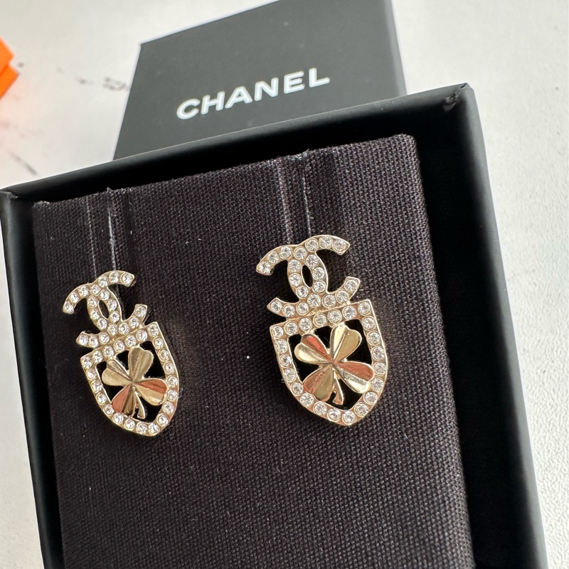 Chanel盾牌幸運草耳環戴鑽好好看-2