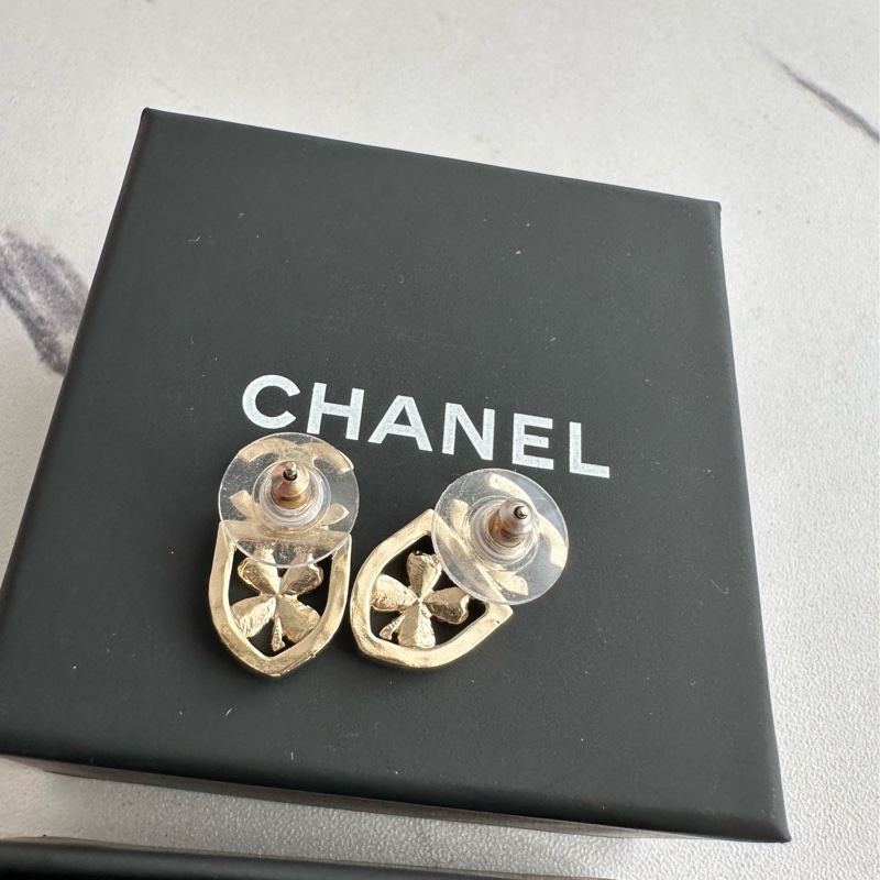 Chanel盾牌幸運草耳環戴鑽好好看-3