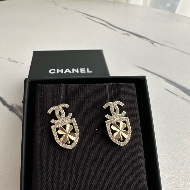Chanel盾牌幸運草耳環戴鑽好好看-4