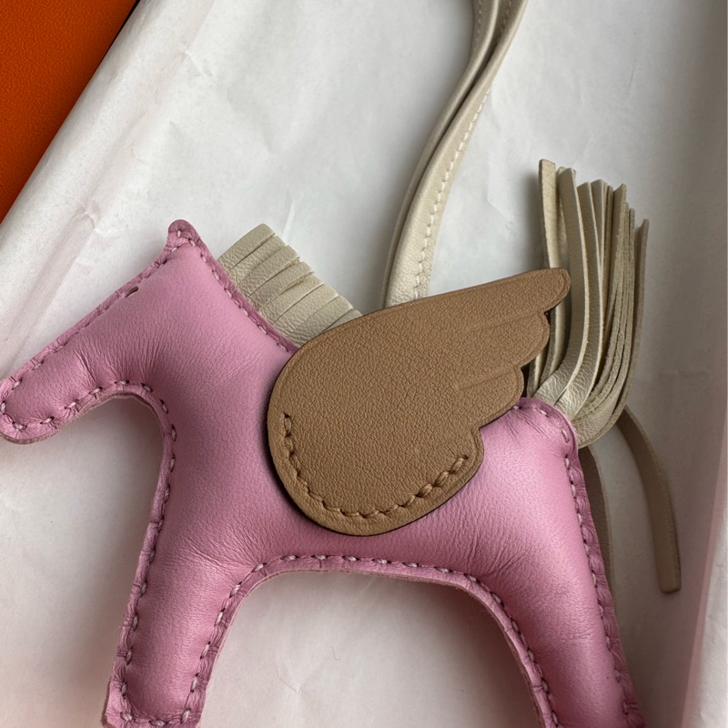 Hermes 粉/咖 小飛馬吊飾-1