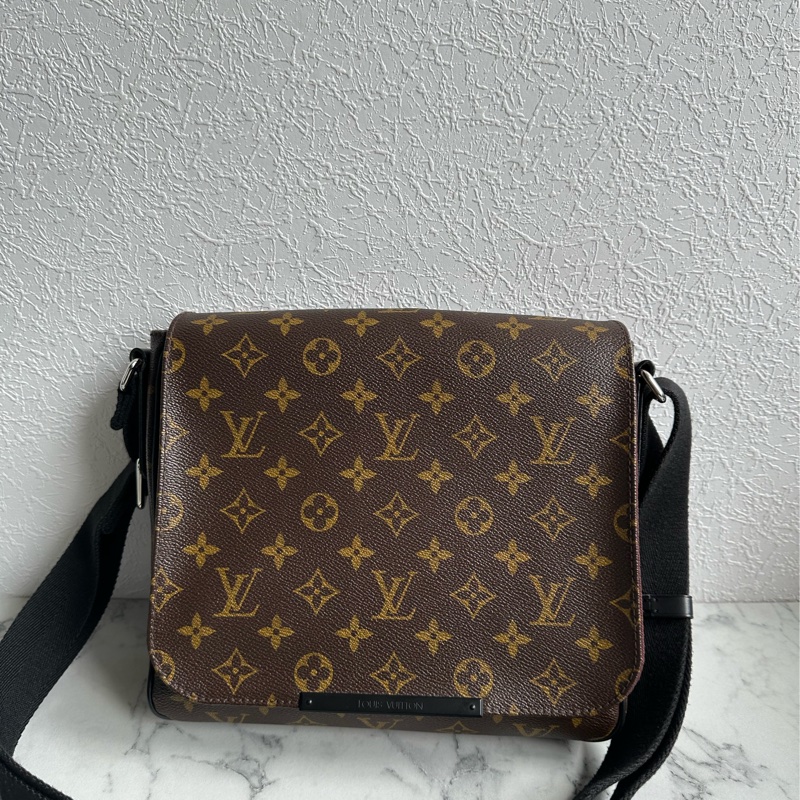 lv花紋男生斜背包 大小最剛好-0