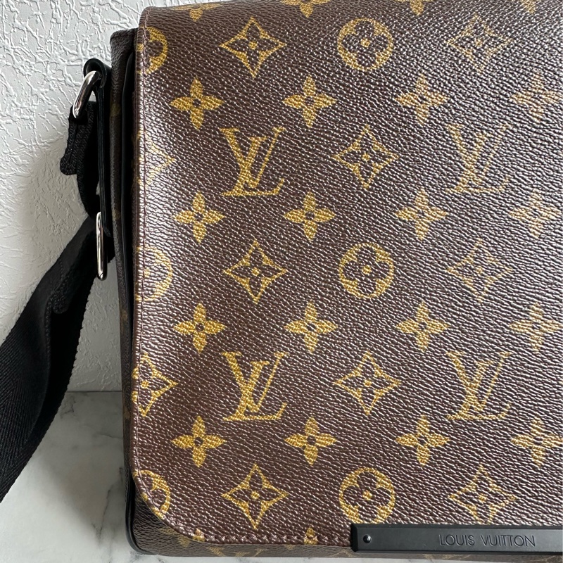 lv花紋男生斜背包 大小最剛好-1