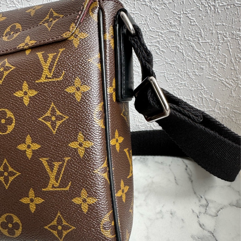 lv花紋男生斜背包 大小最剛好-2