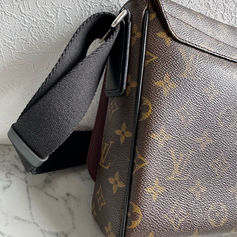 lv花紋男生斜背包 大小最剛好-3