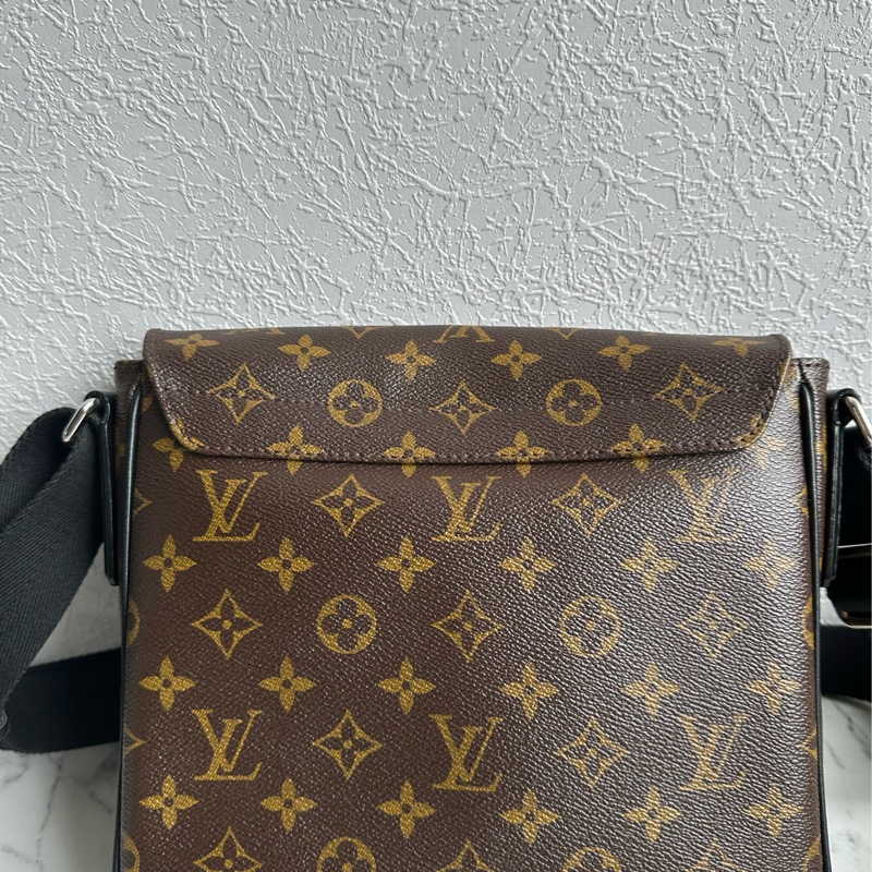 lv花紋男生斜背包 大小最剛好-4