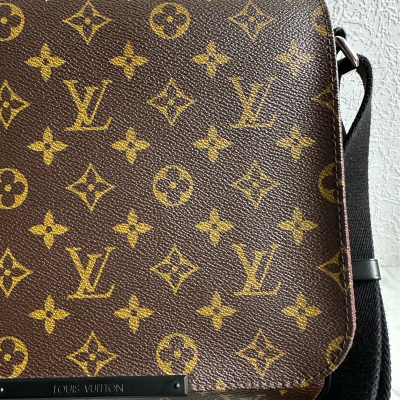 lv花紋男生斜背包 大小最剛好-5