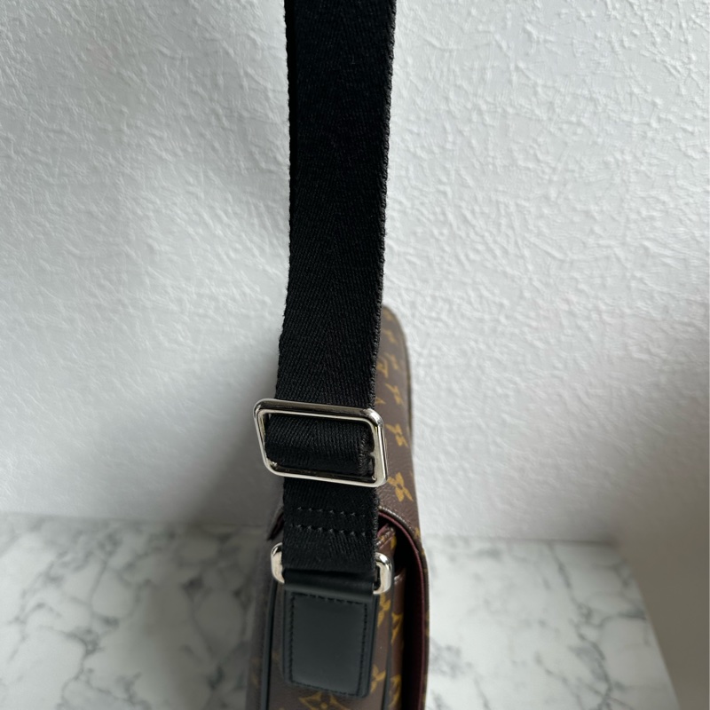 lv花紋男生斜背包 大小最剛好-6