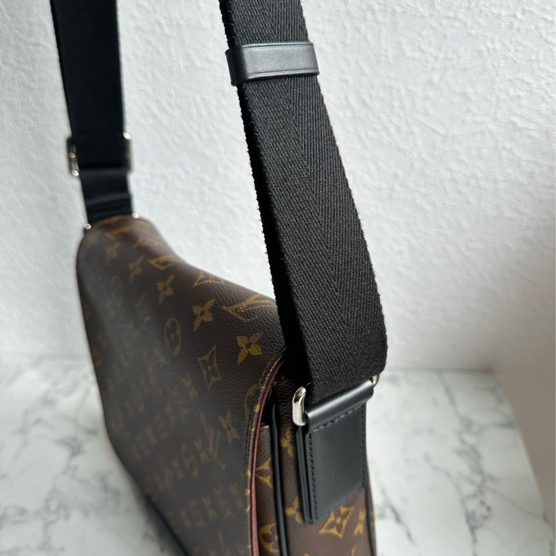 lv花紋男生斜背包 大小最剛好-7