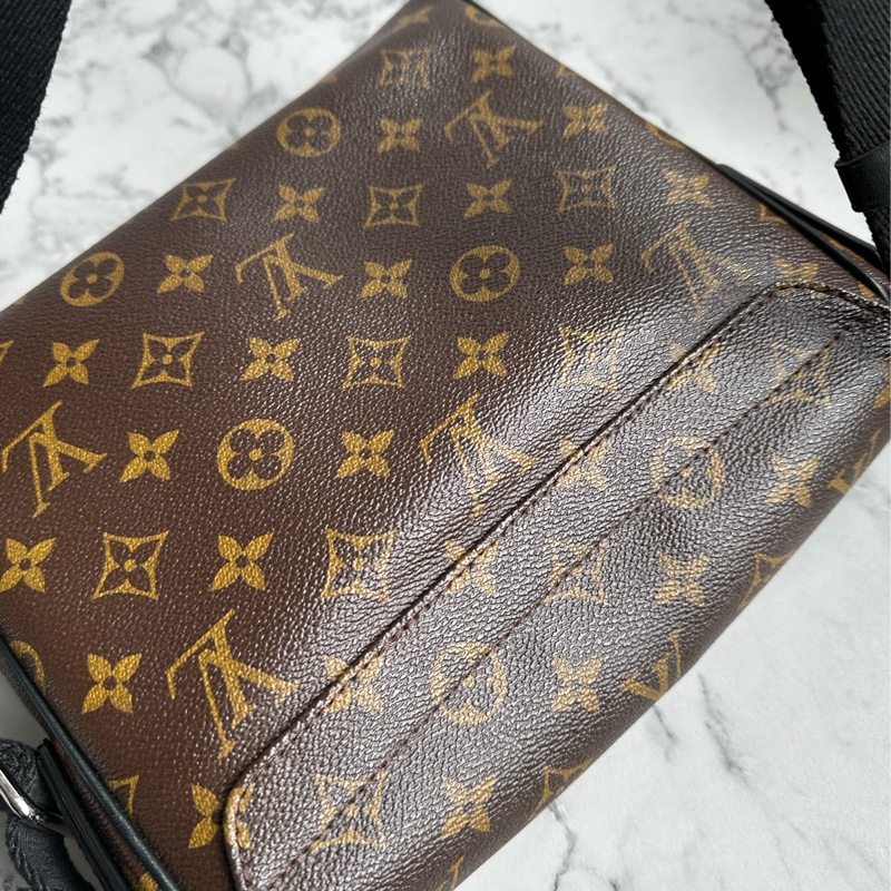 lv花紋男生斜背包 大小最剛好-8