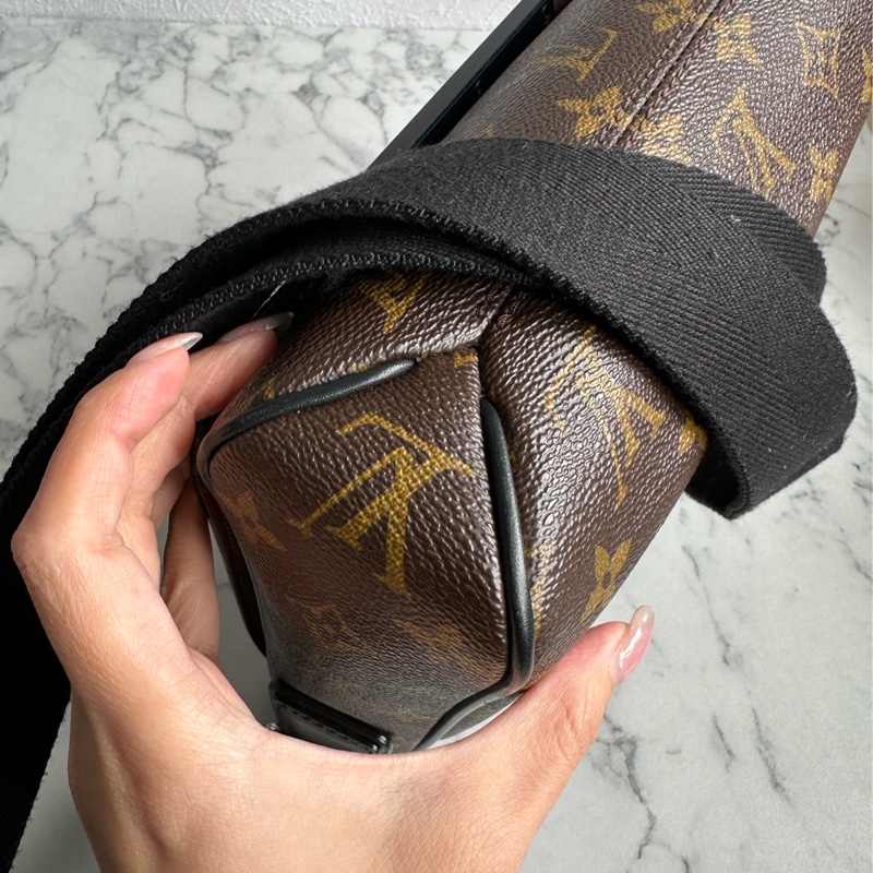 lv花紋男生斜背包 大小最剛好-9