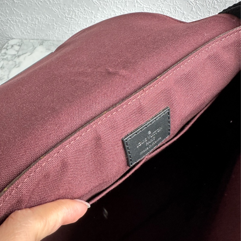 lv花紋男生斜背包 大小最剛好-10