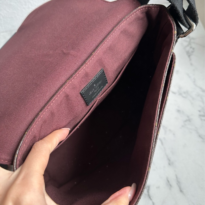 lv花紋男生斜背包 大小最剛好-11