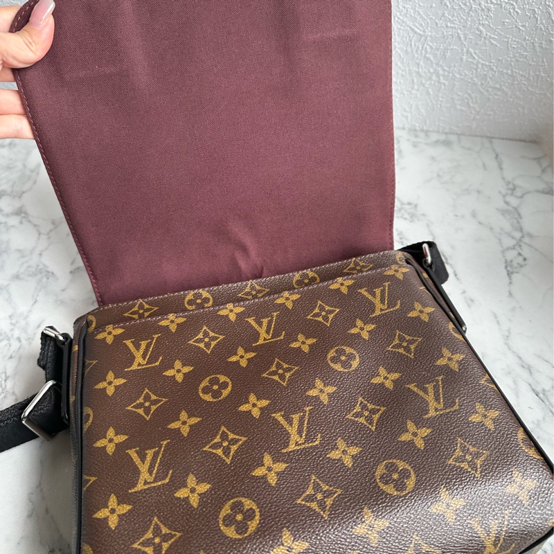 lv花紋男生斜背包 大小最剛好-12