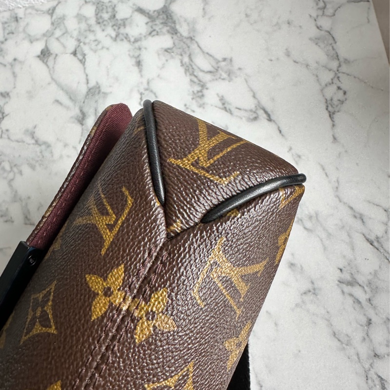 lv花紋男生斜背包 大小最剛好-13