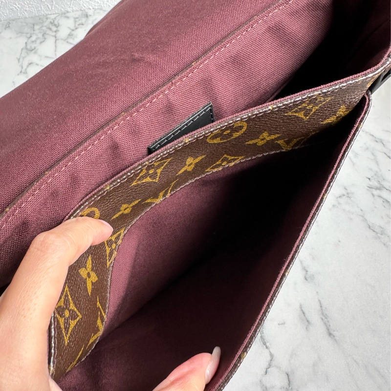 lv花紋男生斜背包 大小最剛好-16