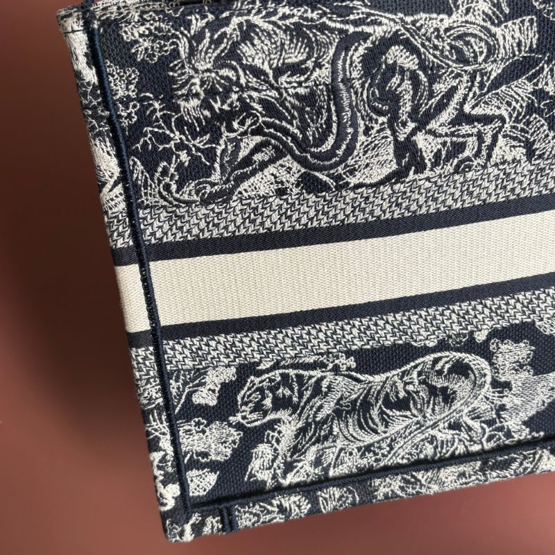 ::Christian Dior:: Dior Book Tote 老虎刺繡小型托特包 Toile de Jouy Reverse 反轉法式印花圖騰-12