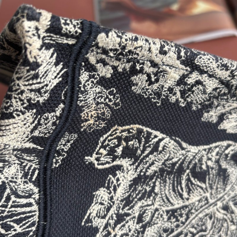 ::Christian Dior:: Dior Book Tote 老虎刺繡小型托特包 Toile de Jouy Reverse 反轉法式印花圖騰-18