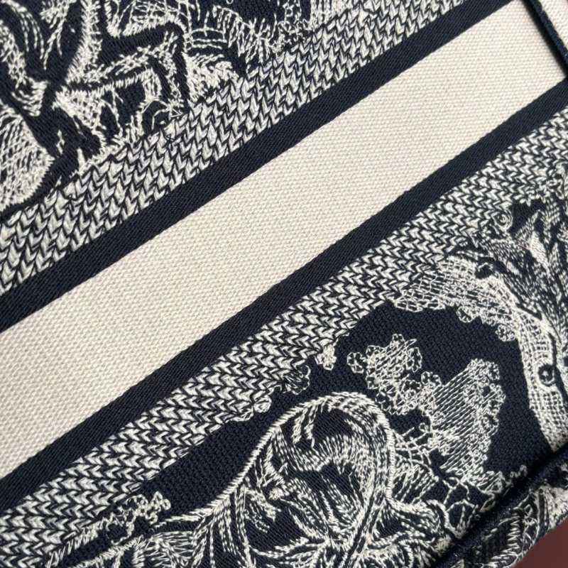 ::Christian Dior:: Dior Book Tote 老虎刺繡小型托特包 Toile de Jouy Reverse 反轉法式印花圖騰-23