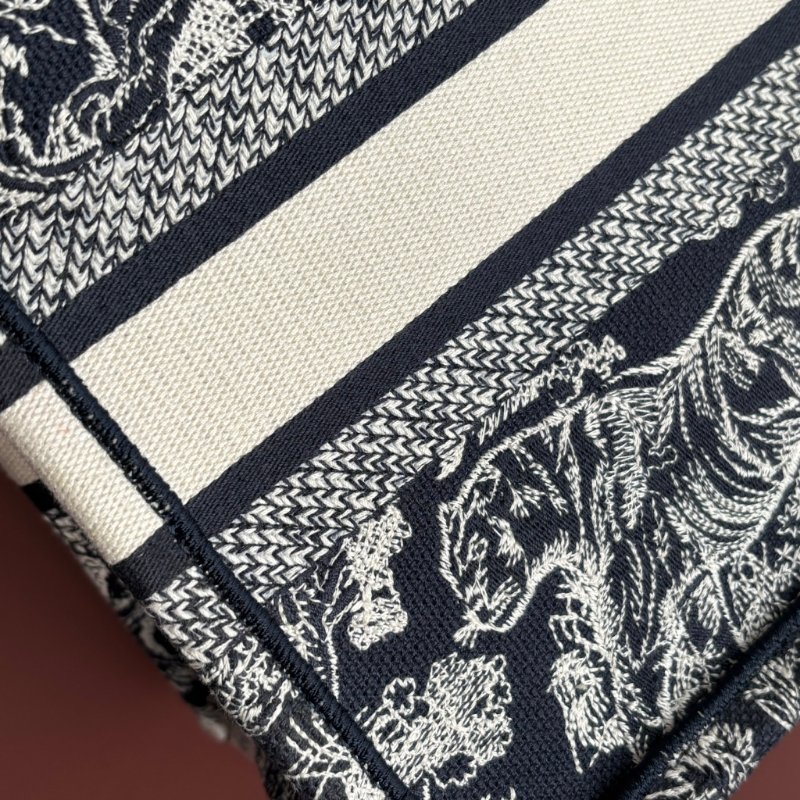 ::Christian Dior:: Dior Book Tote 老虎刺繡小型托特包 Toile de Jouy Reverse 反轉法式印花圖騰-25