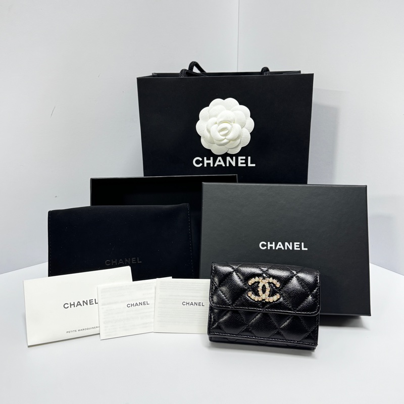 【超級新|最新晶片款🎁】 Chanel 荔枝牛皮 珍珠琺瑯釦 三折短夾-0