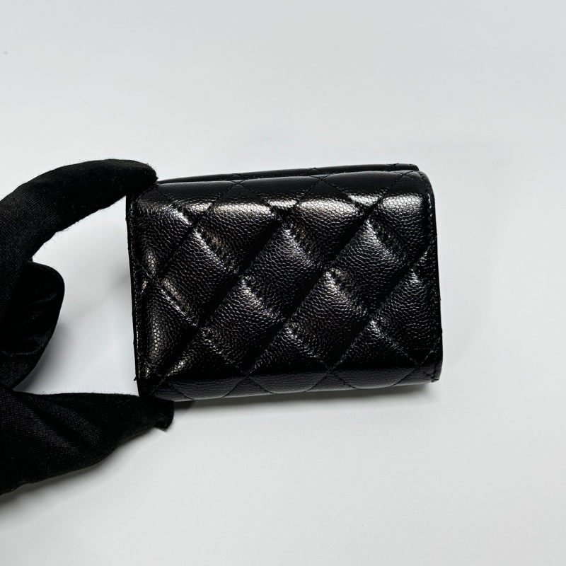 【超級新|最新晶片款🎁】 Chanel 荔枝牛皮 珍珠琺瑯釦 三折短夾-5