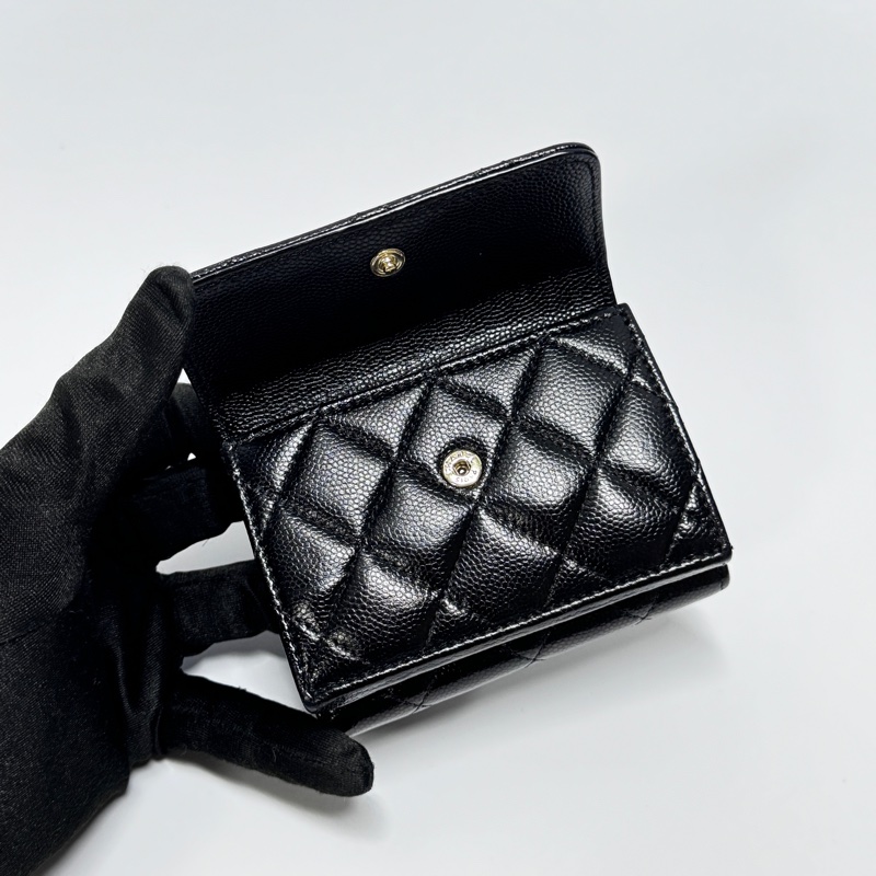 【超級新|最新晶片款🎁】 Chanel 荔枝牛皮 珍珠琺瑯釦 三折短夾-9