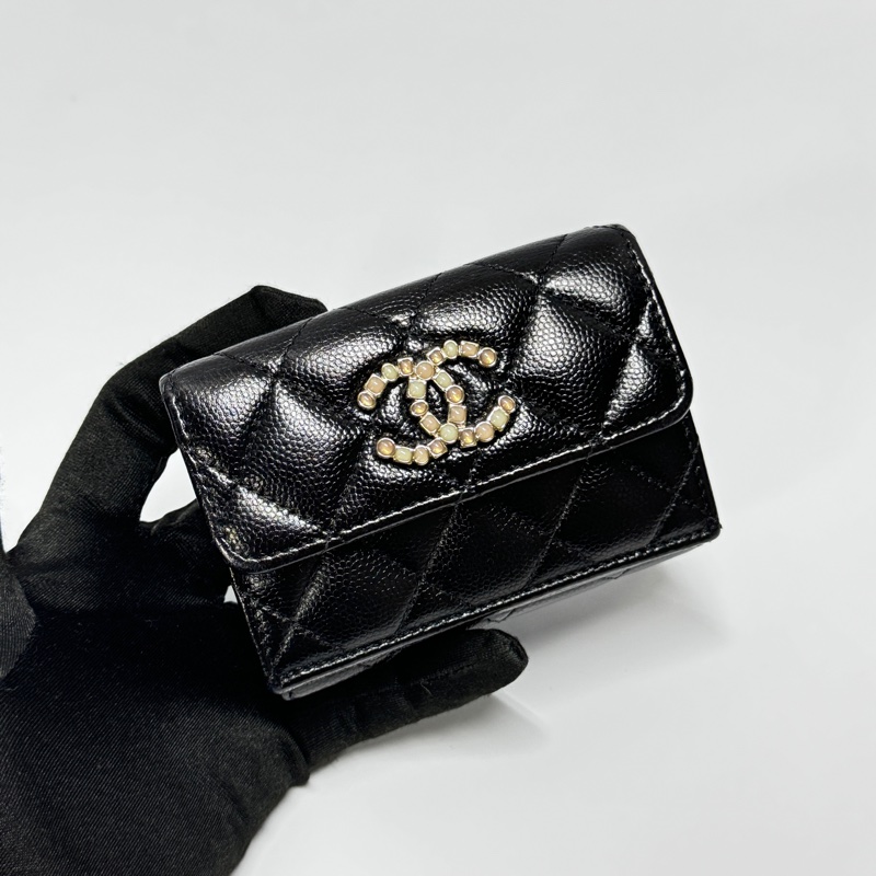 【超級新|最新晶片款🎁】 Chanel 荔枝牛皮 珍珠琺瑯釦 三折短夾-10