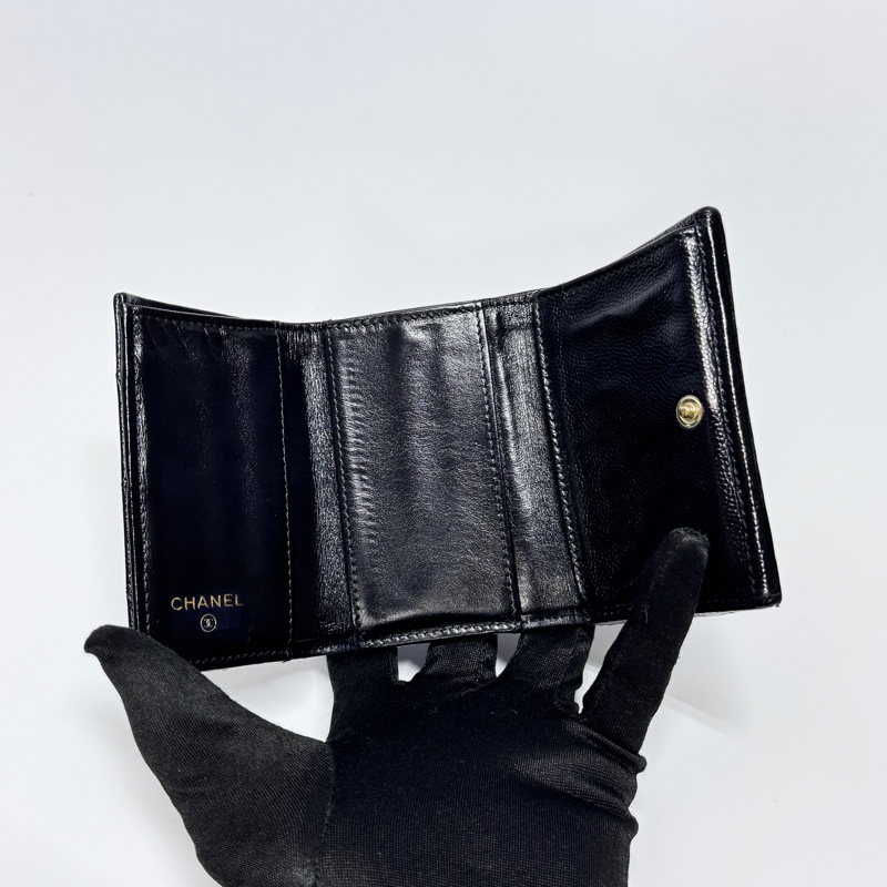 【超級新|最新晶片款🎁】 Chanel 荔枝牛皮 珍珠琺瑯釦 三折短夾-13