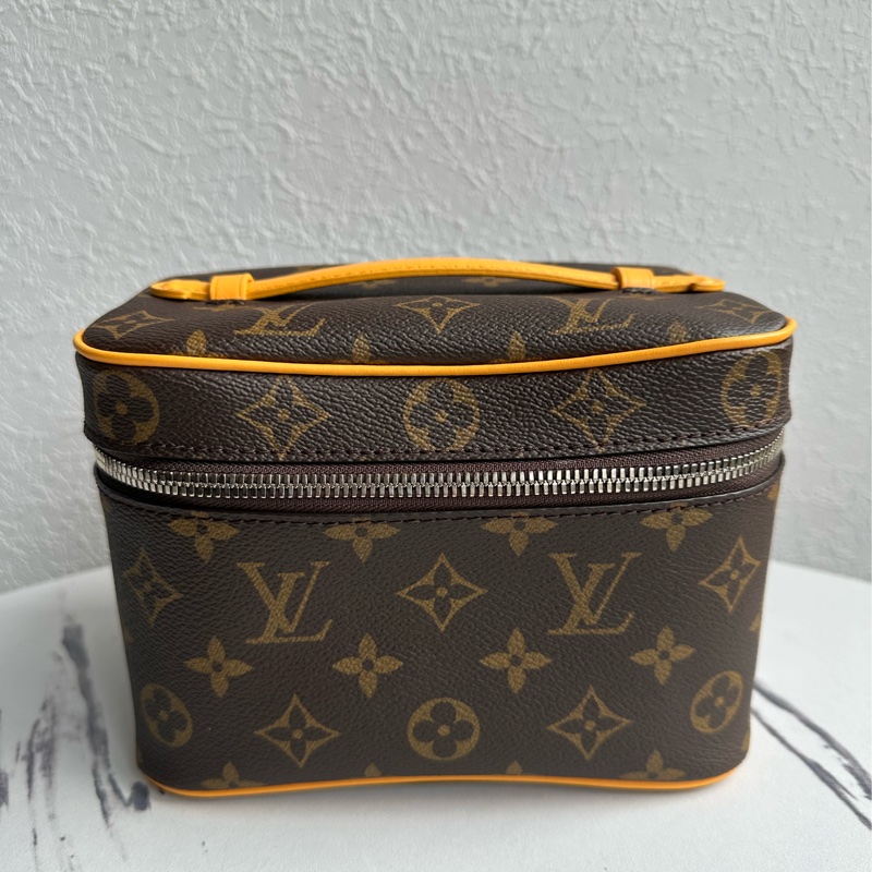 lv全新化妝包也可以變成斜背包-0