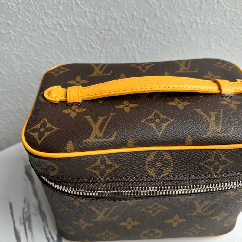 lv全新化妝包也可以變成斜背包-1