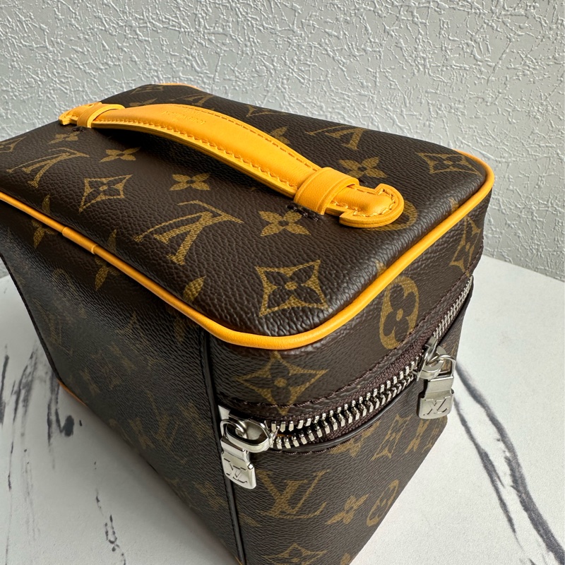 lv全新化妝包也可以變成斜背包-2