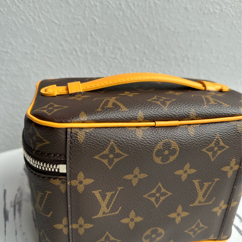 lv全新化妝包也可以變成斜背包-4