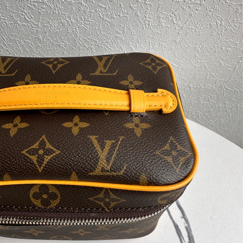 lv全新化妝包也可以變成斜背包-5