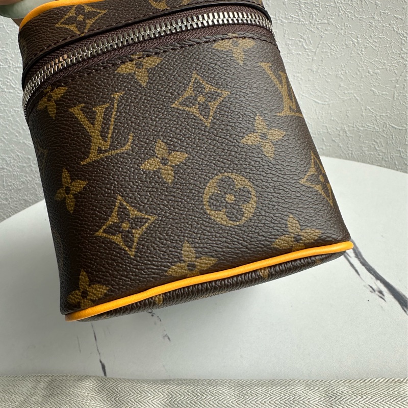 lv全新化妝包也可以變成斜背包-6