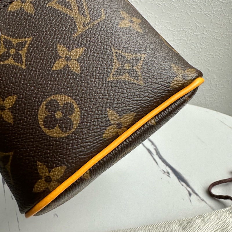 lv全新化妝包也可以變成斜背包-8