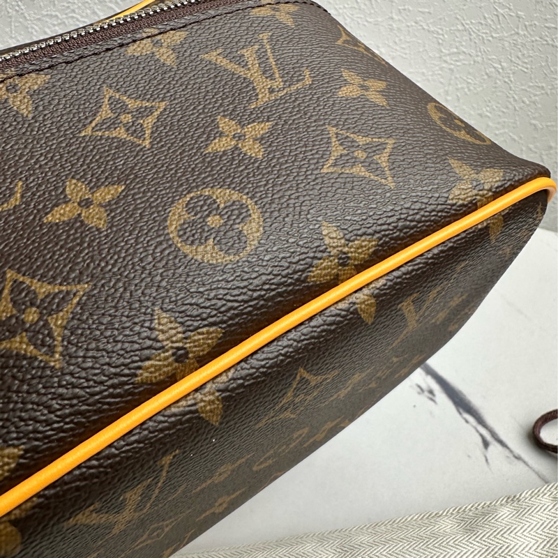 lv全新化妝包也可以變成斜背包-9