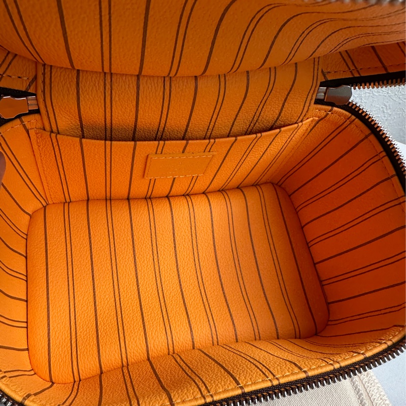 lv全新化妝包也可以變成斜背包-10