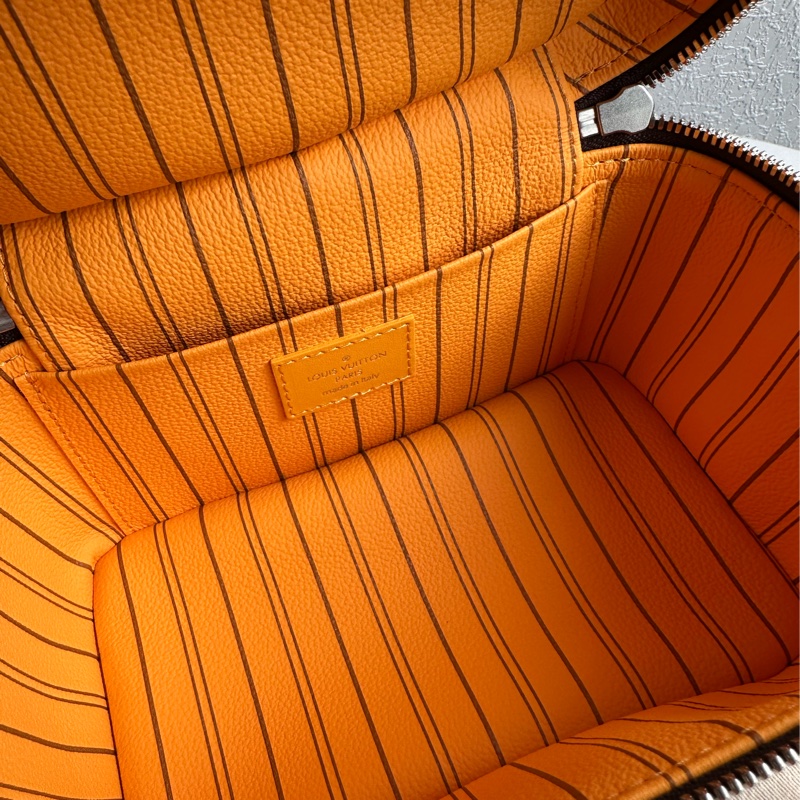 lv全新化妝包也可以變成斜背包-11