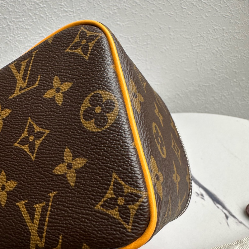 lv全新化妝包也可以變成斜背包-12