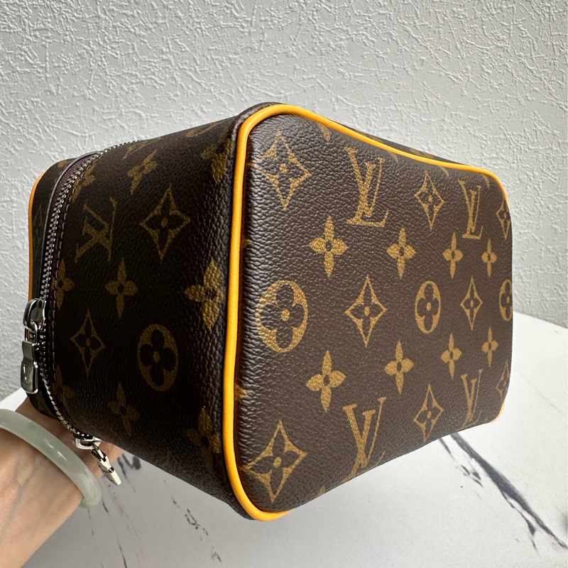 lv全新化妝包也可以變成斜背包-13