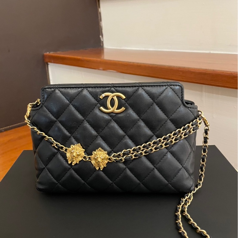 CHANEL 黑菱格金獅子頭吊飾肩背包 超好看💕-0