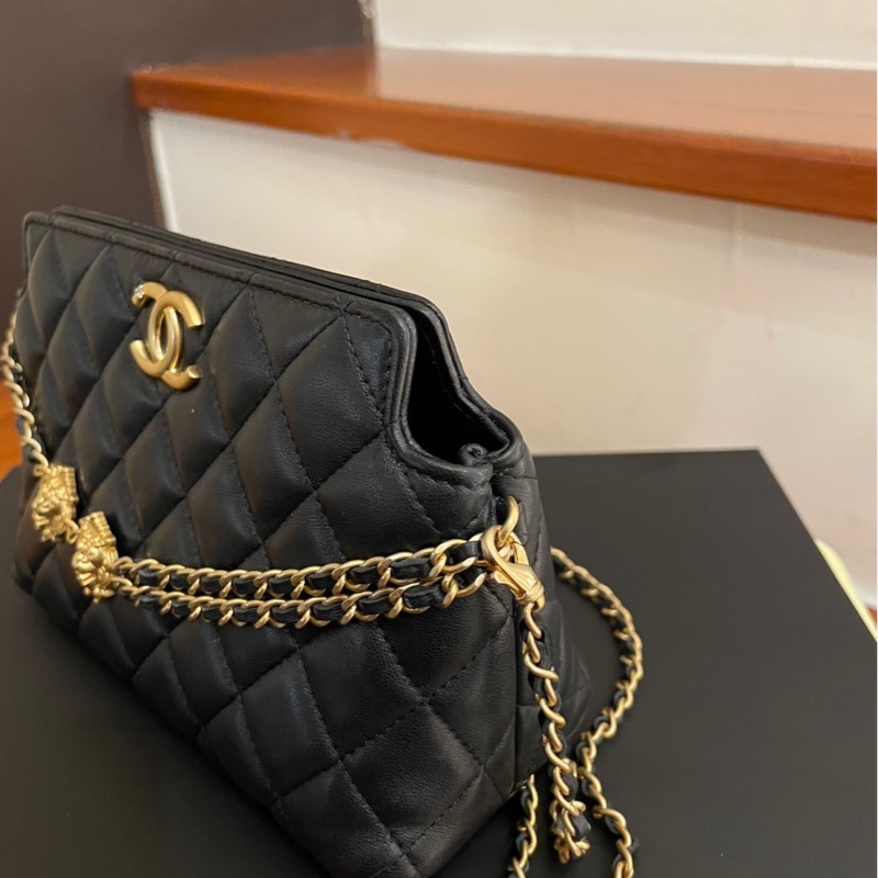 CHANEL 黑菱格金獅子頭吊飾肩背包 超好看💕-1