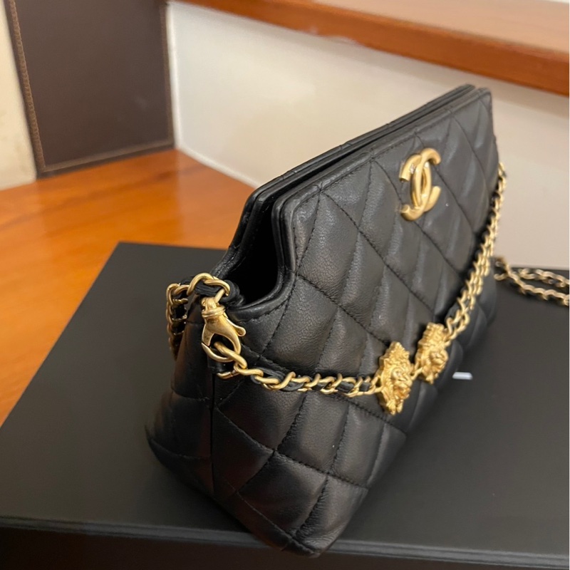 CHANEL 黑菱格金獅子頭吊飾肩背包 超好看💕-2