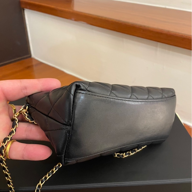 CHANEL 黑菱格金獅子頭吊飾肩背包 超好看💕-5