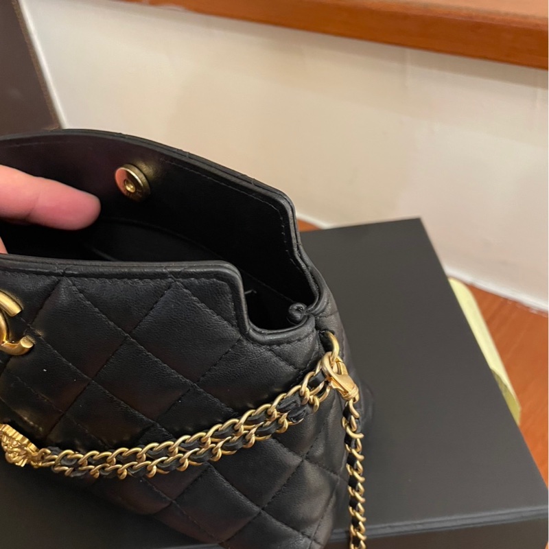 CHANEL 黑菱格金獅子頭吊飾肩背包 超好看💕-7